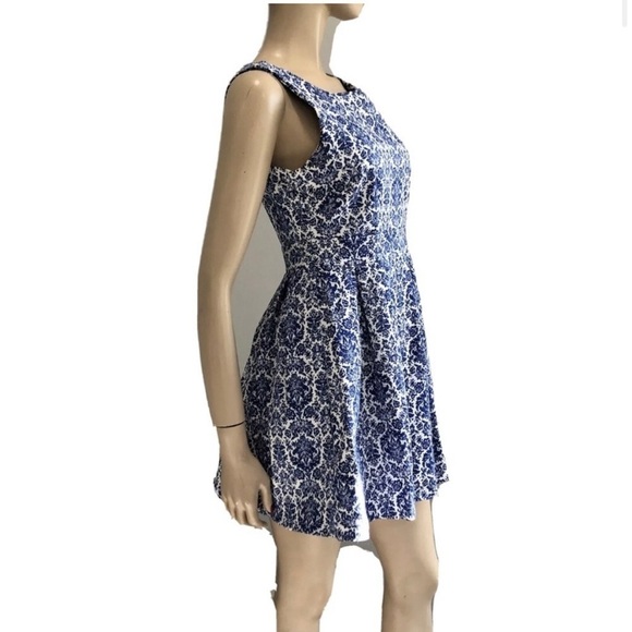 VALLEY Girl blue floral fit& Flare dress M/L - Picture 1 of 14